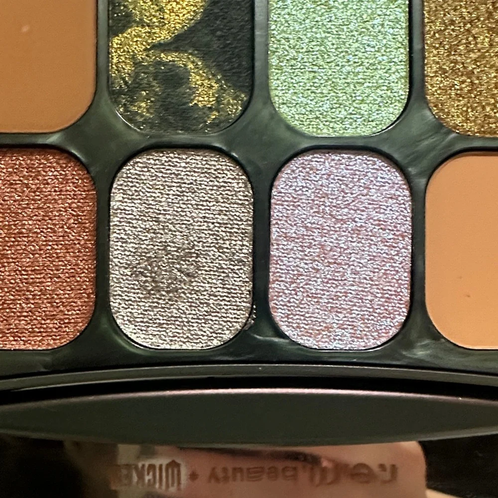 r.e.m. beauty Wicked Eyeshadow Palette - Gold and Black - Picture 7 of 9